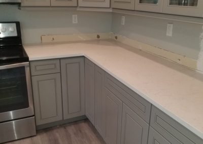 kitchen counter top done with white quartz and fine grey veins
